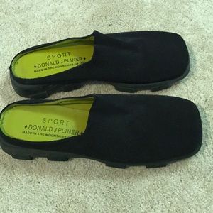 Donald Pliner black fabric mules size 6